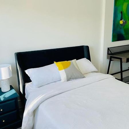 דירות ווקינג Stunning Huge Openplan 2Bed Flat מראה חיצוני תמונה