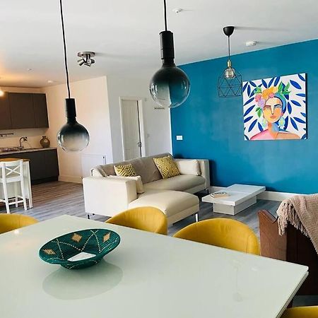 דירות ווקינג Stunning Huge Openplan 2Bed Flat מראה חיצוני תמונה