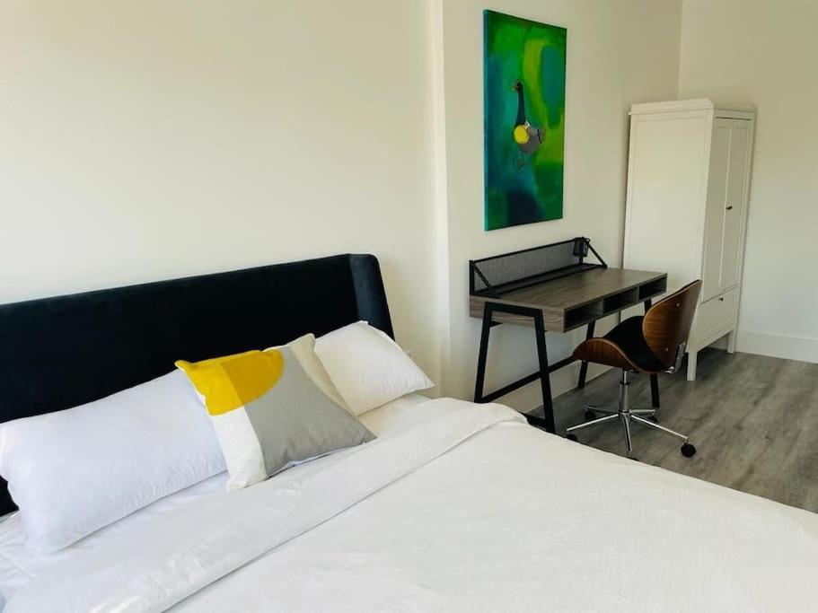 דירות ווקינג Stunning Huge Openplan 2Bed Flat מראה חיצוני תמונה