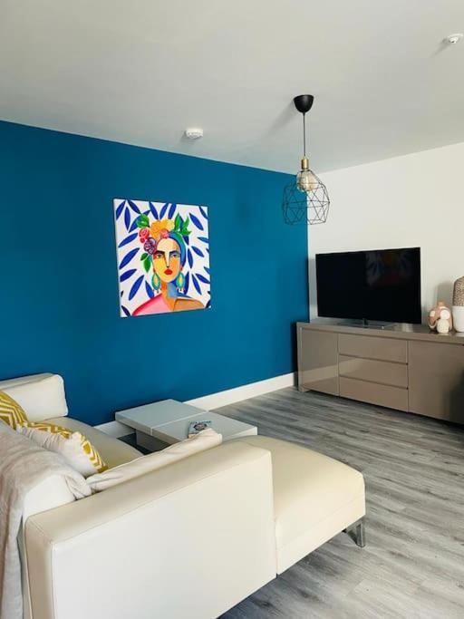 דירות ווקינג Stunning Huge Openplan 2Bed Flat מראה חיצוני תמונה