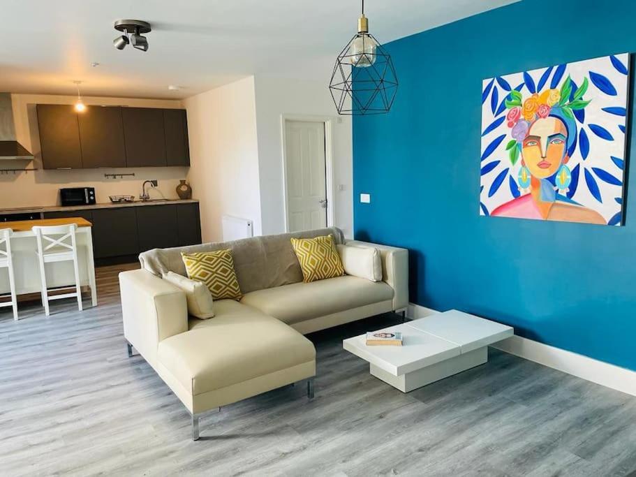 דירות ווקינג Stunning Huge Openplan 2Bed Flat מראה חיצוני תמונה