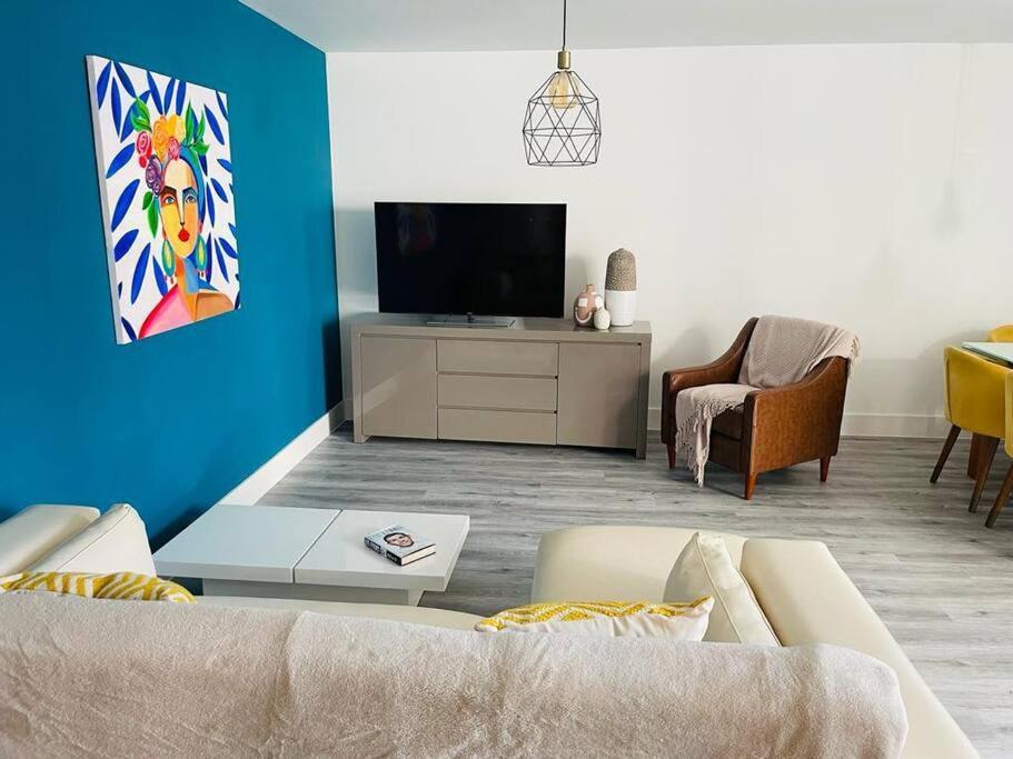 דירות ווקינג Stunning Huge Openplan 2Bed Flat מראה חיצוני תמונה