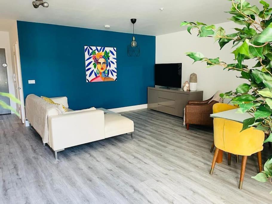 דירות ווקינג Stunning Huge Openplan 2Bed Flat מראה חיצוני תמונה