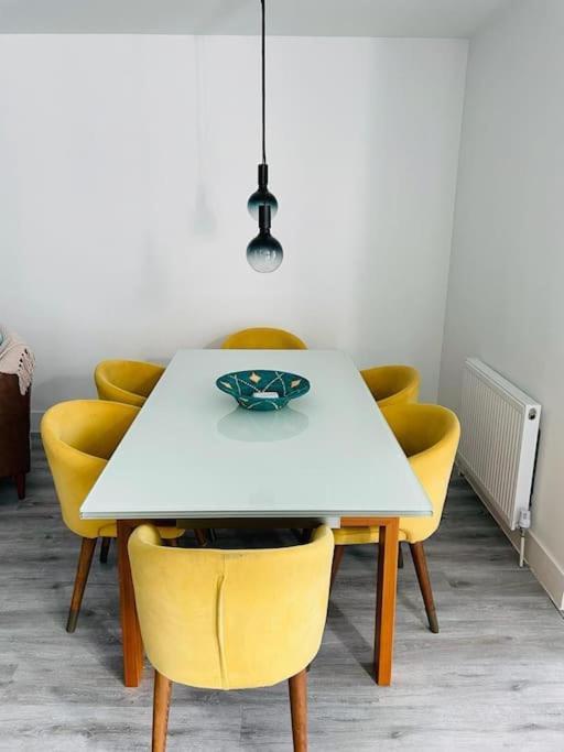 דירות ווקינג Stunning Huge Openplan 2Bed Flat מראה חיצוני תמונה