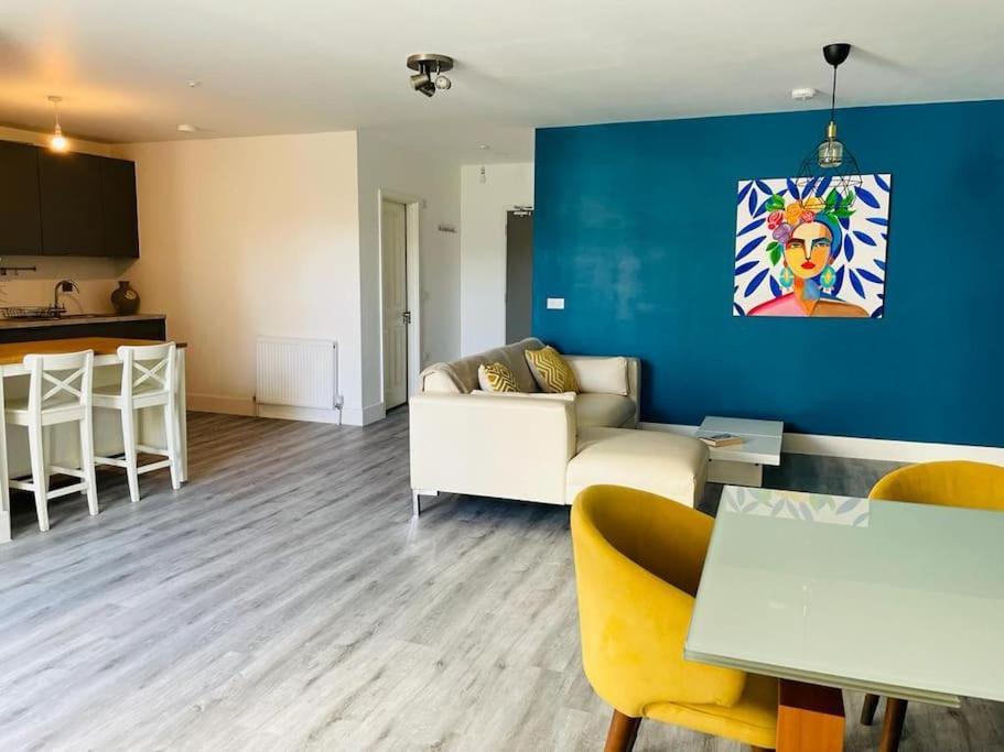 דירות ווקינג Stunning Huge Openplan 2Bed Flat מראה חיצוני תמונה