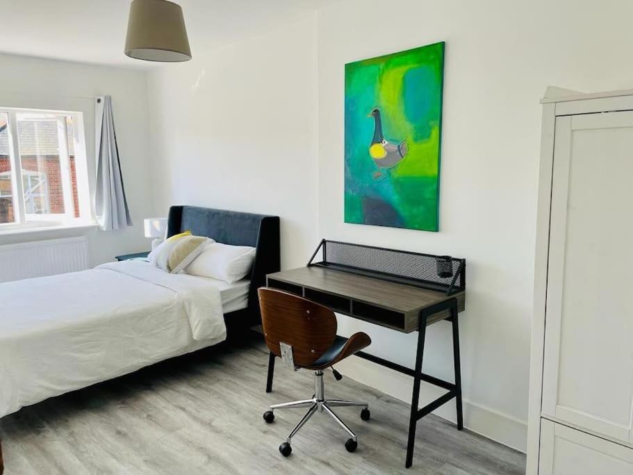 דירות ווקינג Stunning Huge Openplan 2Bed Flat מראה חיצוני תמונה