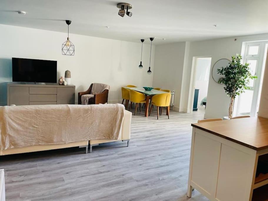 דירות ווקינג Stunning Huge Openplan 2Bed Flat מראה חיצוני תמונה