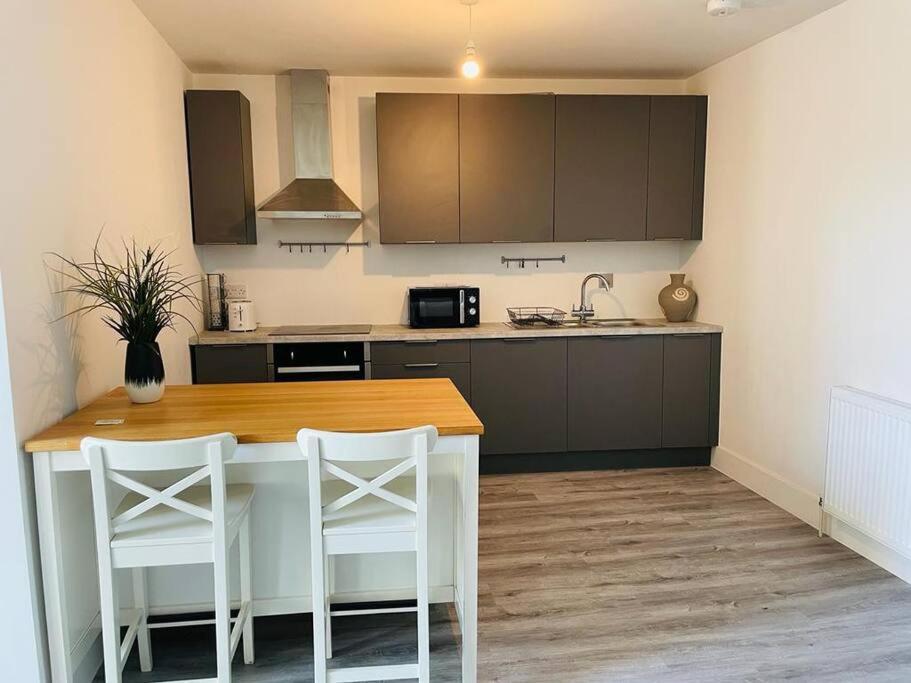 דירות ווקינג Stunning Huge Openplan 2Bed Flat מראה חיצוני תמונה