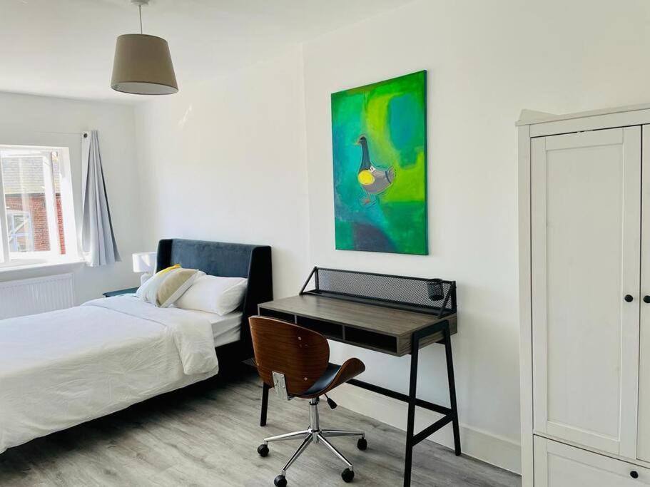 דירות ווקינג Stunning Huge Openplan 2Bed Flat מראה חיצוני תמונה