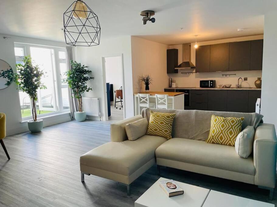דירות ווקינג Stunning Huge Openplan 2Bed Flat מראה חיצוני תמונה